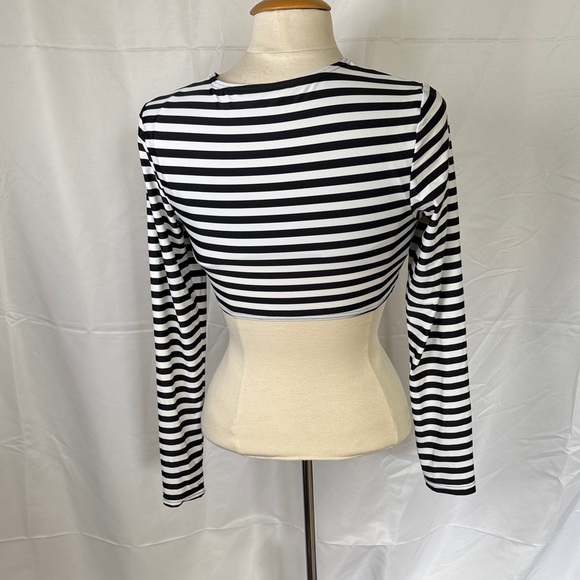 Black and White cropped swim shirt / 8 - Picture 2 of 9
